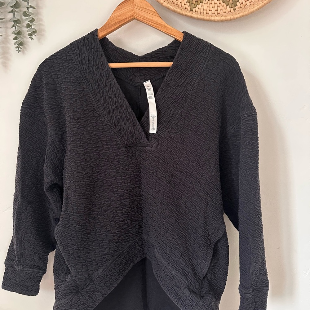 lululemon athletica women’s rippled v-neck pullover sweatshirt, size 4